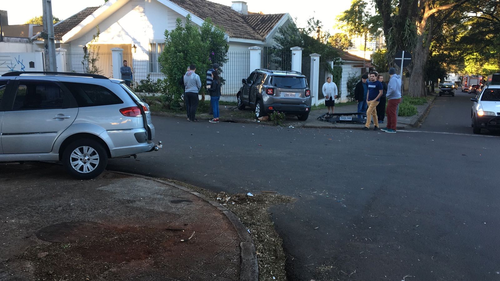 Carros batem em cruzamento e um deles quase invade uma casa