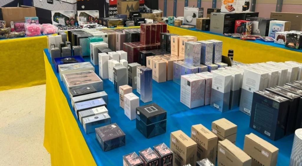 Maringá recebe bazar com produtos doados pela Receita Federal, incluindo perfumes importados e smartphones; veja detalhes