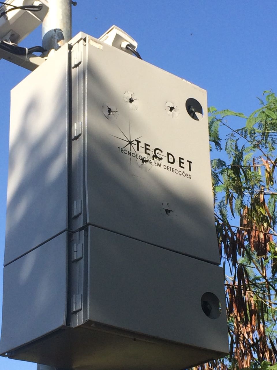 Radar é atingido por tiros e Semob registra queixa na delegacia
