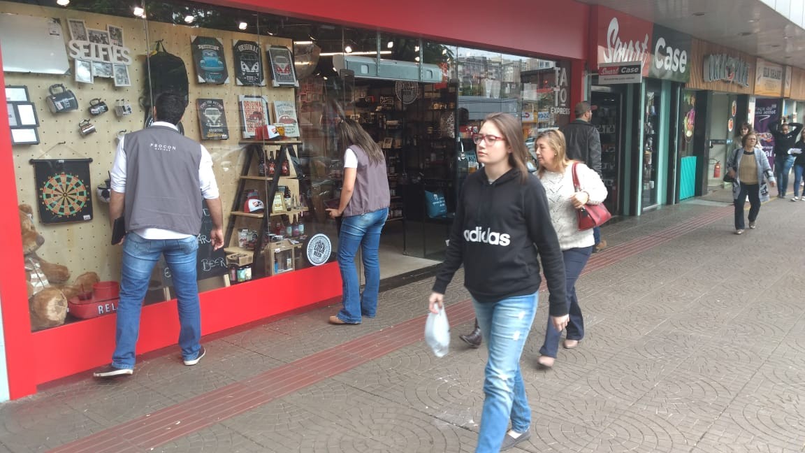 Vitrines de shopping são fiscalizadas durante operação do Dia dos Pais