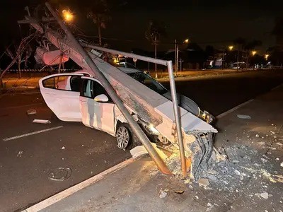 Motorista derruba cinco postes em avenida de Maringá e foge a pé