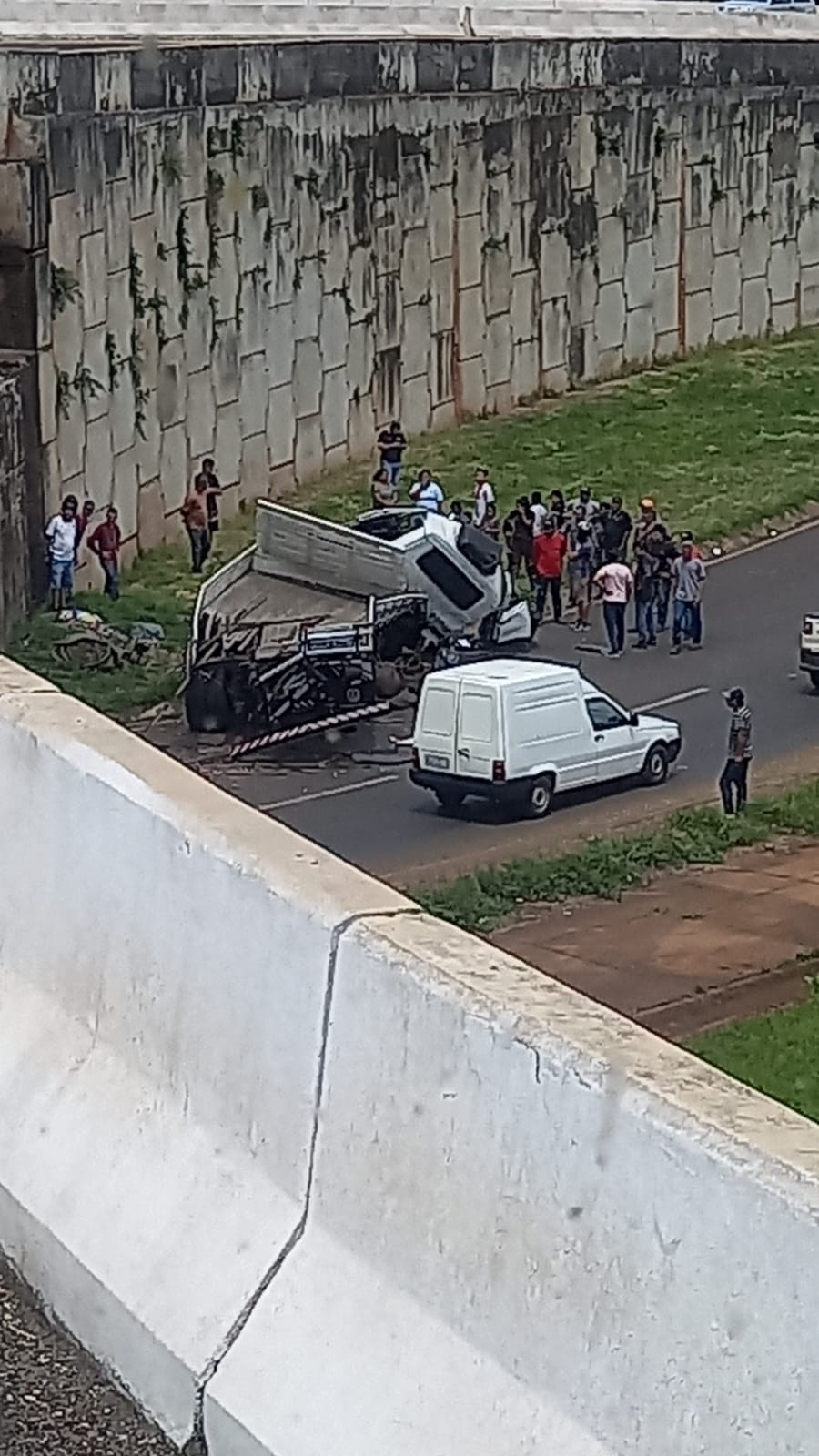 Caminhão cai de viaduto do Contorno Norte, em Maringá