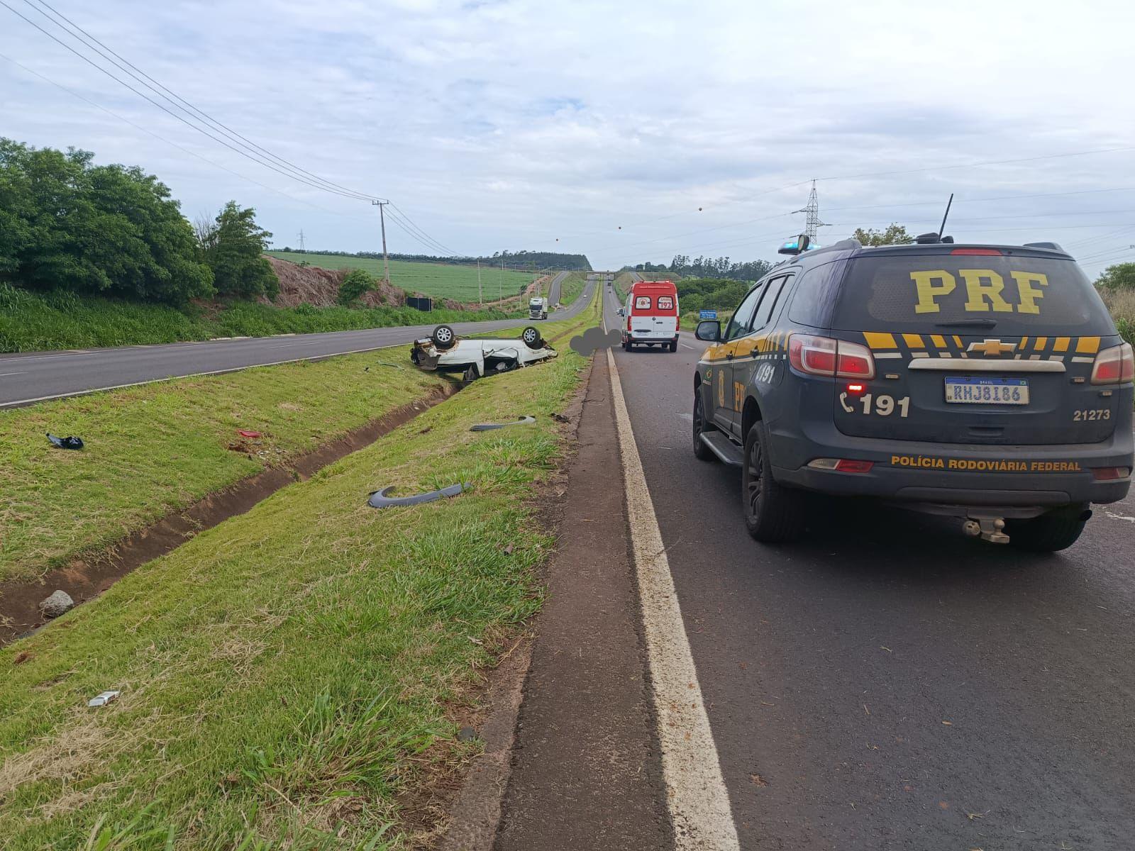 Carro capota, motorista é ejetado de veículo e morre na BR-376