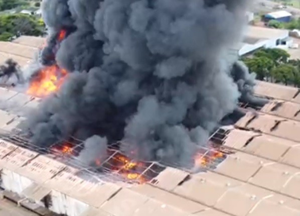 Bombeiros de Maringá e região combatem incêndio de grandes proporções em Astorga