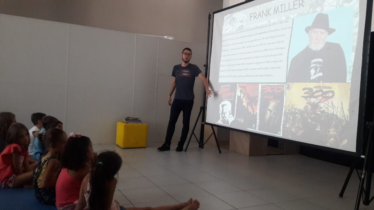 Crianças escrevem histórias em quadrinhos em Maringá