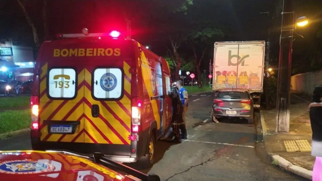Motorista causa acidente e foge do local em Maringá; adolescente está em estado grave