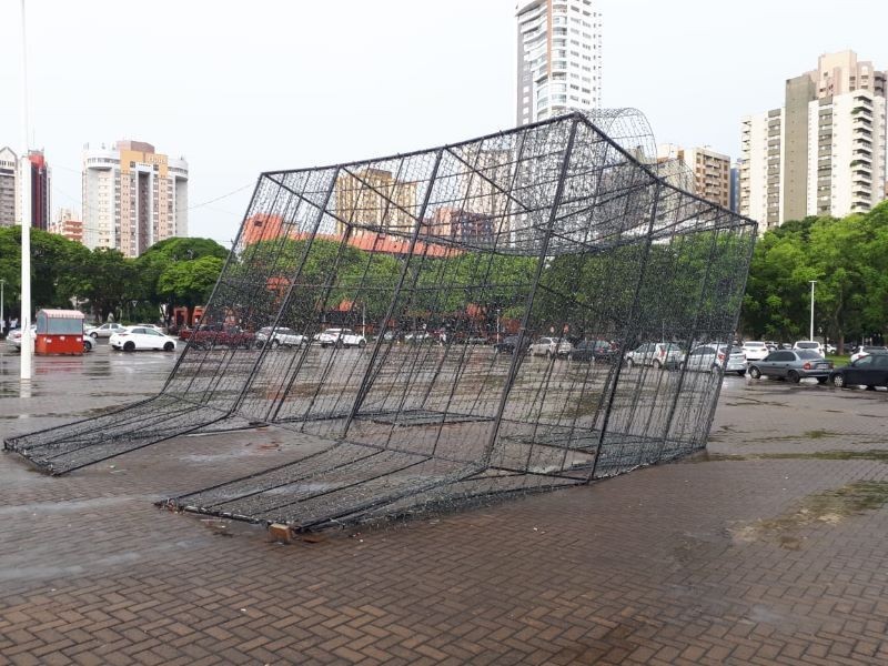 Rajada de vento chega a 62 km/h e provoca estragos em Maringá