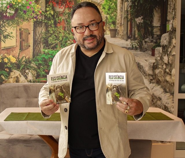 Pastor escreve livro sobre como vencer dias difíceis e distribuirá 100 mil exemplares