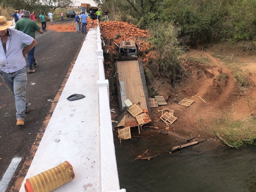 Caminhão despenca de ponte sobre Rio Pirapó após acidente grave