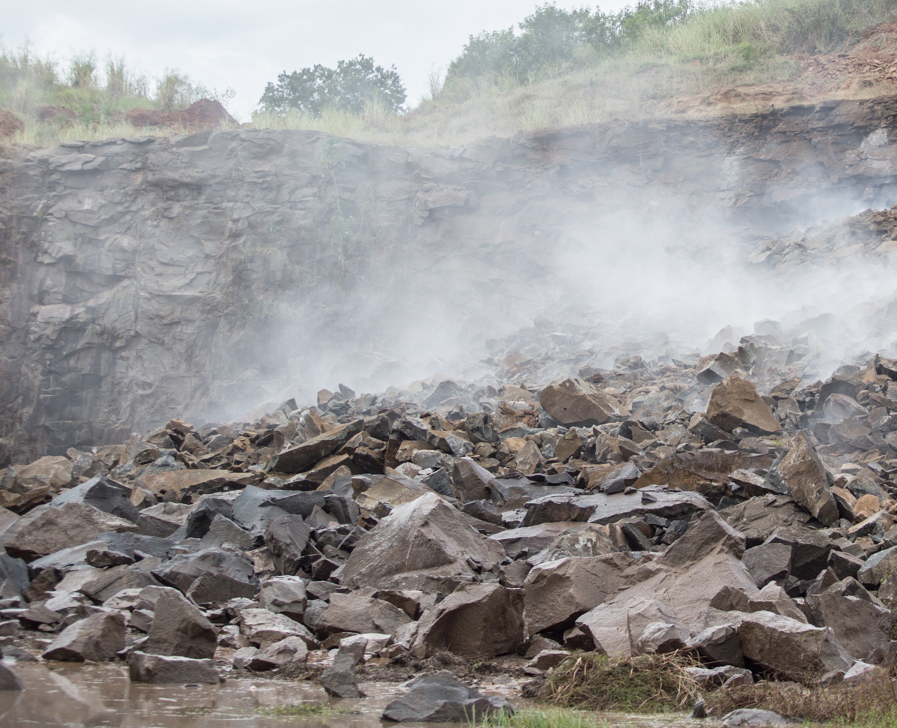 Prefeitura realiza detonação de rochas na Pedreira Municipal nessa segunda-feira (19)