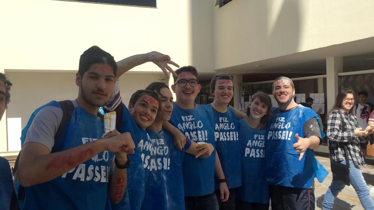 Aprovados na UEM comemoram resultado