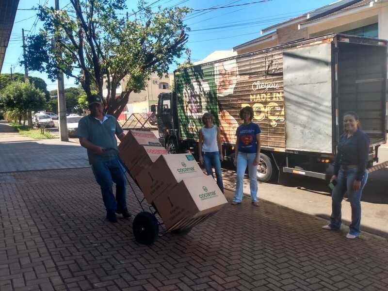 Cooperativa de Maringá produz 13 mil litros de álcool para doações