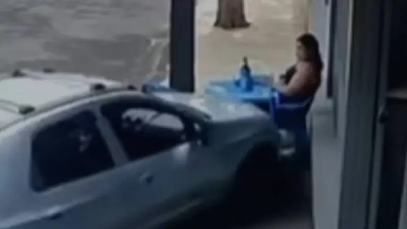 Mulher é atropelada na calçada pelo ex-companheiro; veja o vídeo