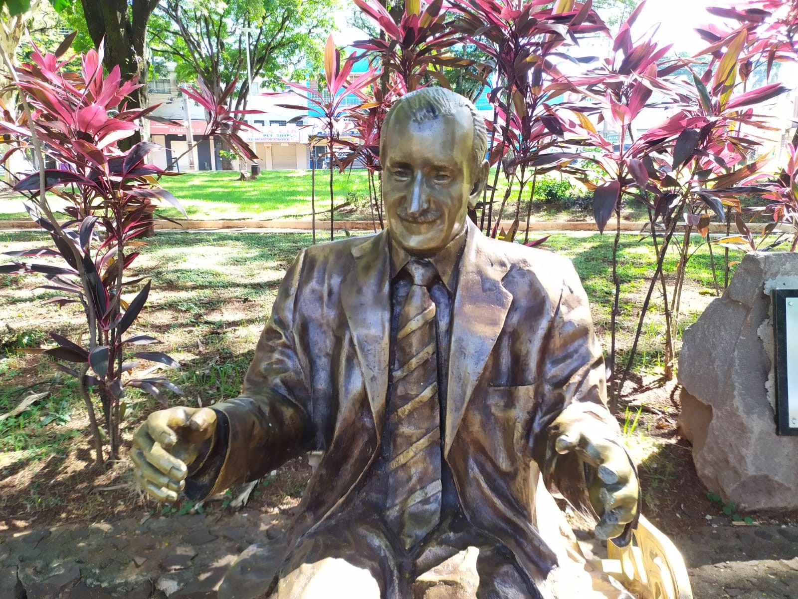 Escultura de pioneiro instalada em praça de Maringá é alvo de ladrões