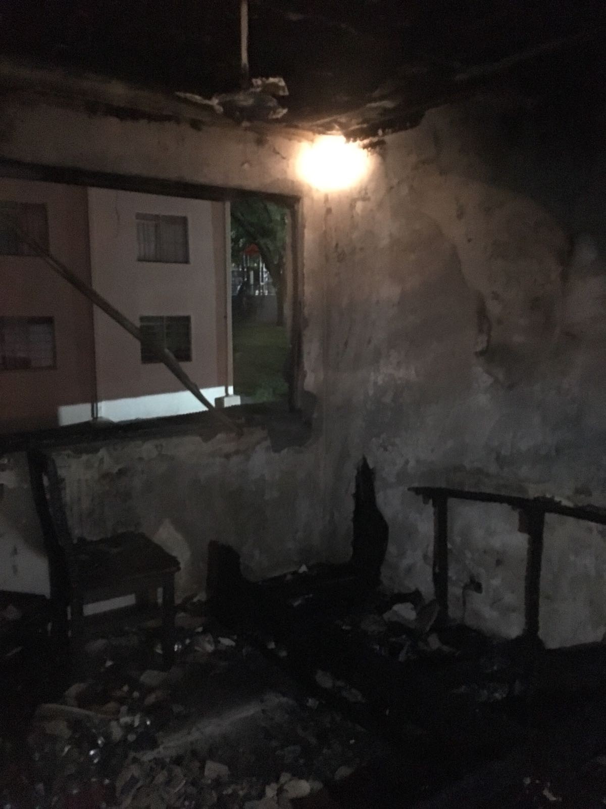 Zelador controla incêndio em apartamento; ninguém fica ferido