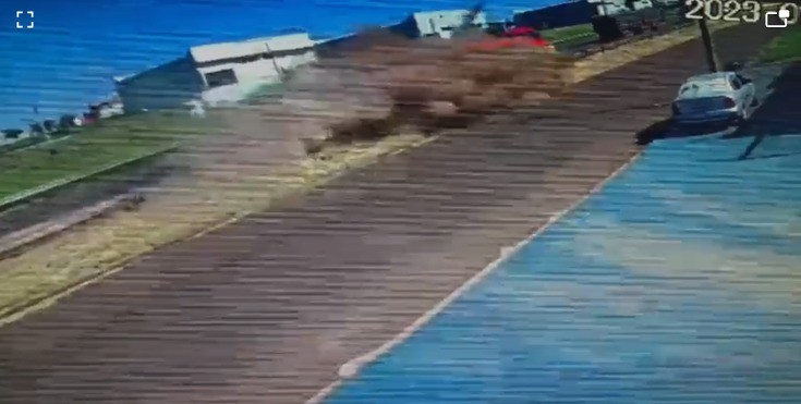 Câmera flagra momento em que caminhão tomba no Contorno Norte; vídeo