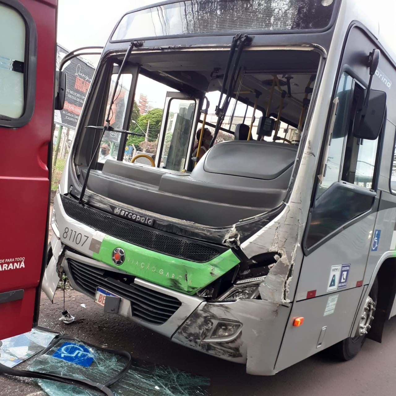 Imagens mostram momento do acidente envolvendo dois ônibus de transporte coletivo em Maringá