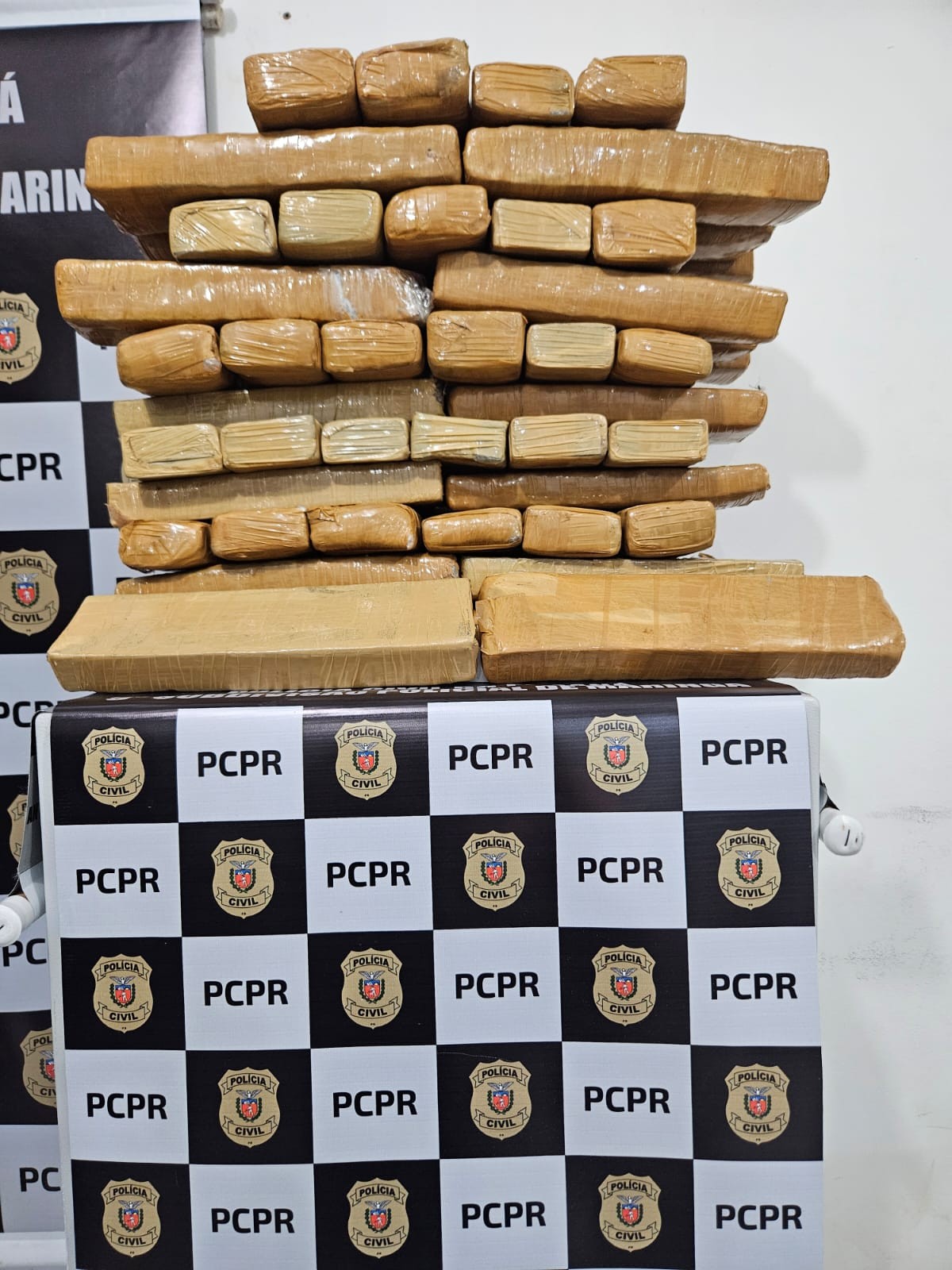 Mulher é presa com 60 quilos de maconha escondidos em malas