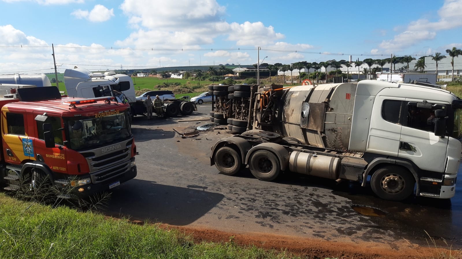Acidente entre duas carretas espalha óleo na pista e deixa trânsito lento em Marialva