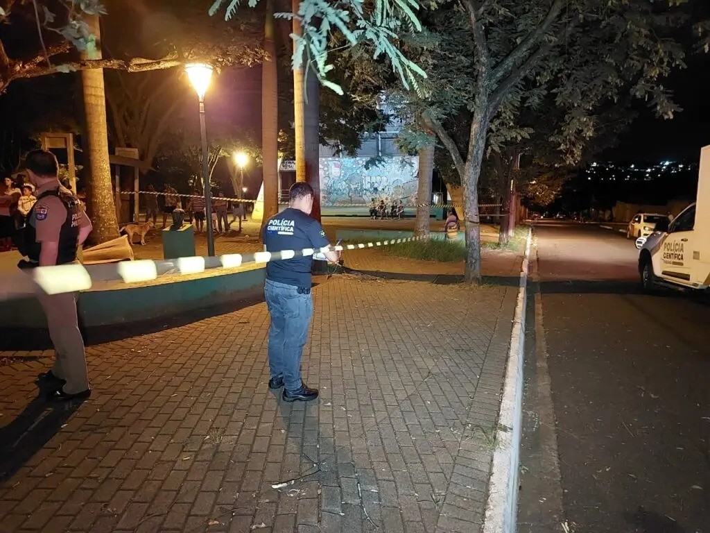 Jovem é morto a tiros e mulher é baleada na Zona Sul de Maringá