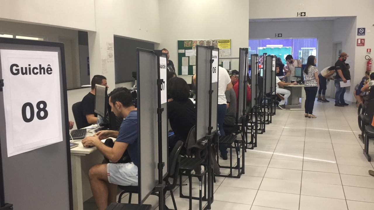 Eleitores enfrentam fila para regularizar título eleitoral em Maringá