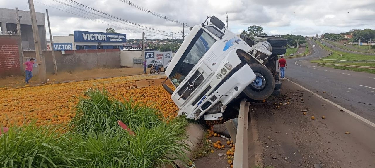 Caminhão carregado de laranja tomba no Contorno Norte, em Maringá; vídeo