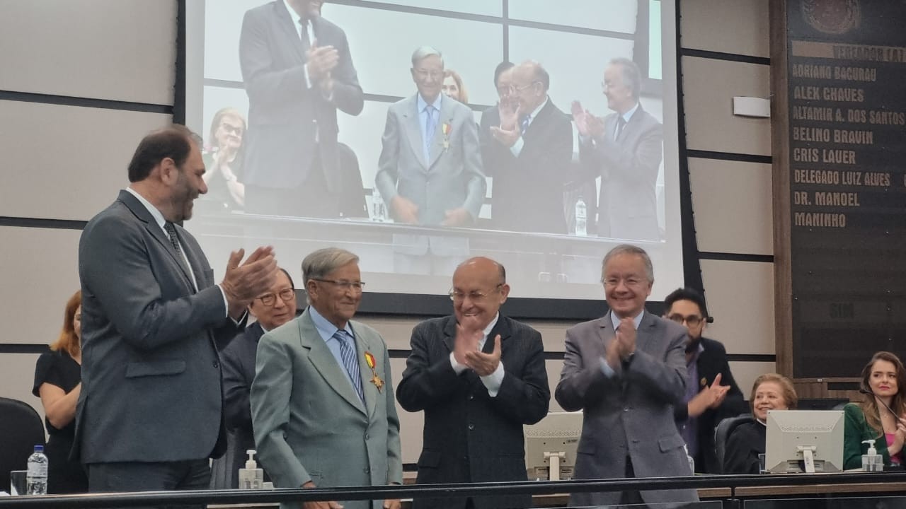 Câmara entrega Comenda Dom Jaime Luiz Coelho a A. A. de Assis