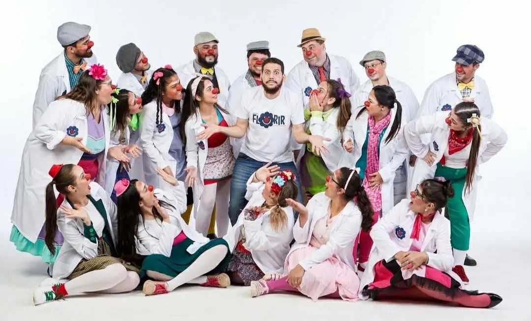 Palhaços do Projeto Florir levam alegria e colecionam histórias emocionantes