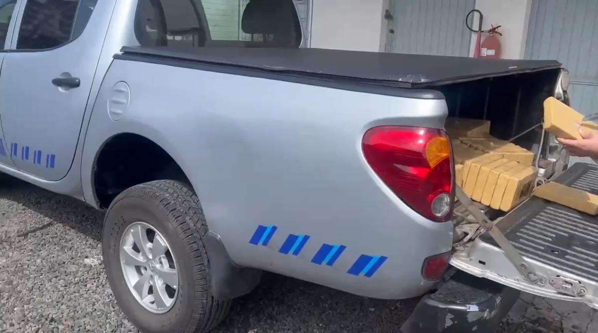 Drogas e eletrônicos são apreendidos em caminhonete falsa da Receita em Guarapuava