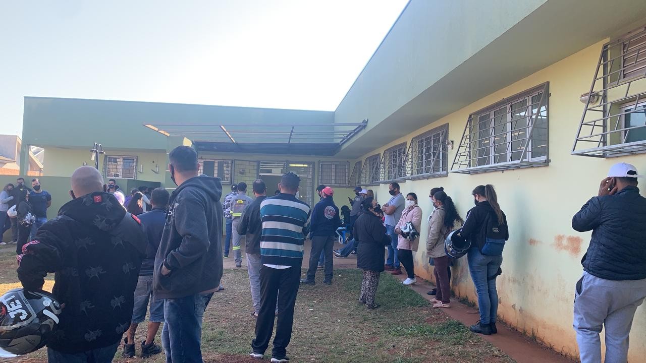 Em Sarandi, população faz fila de madrugada para garantir a senha da vacina