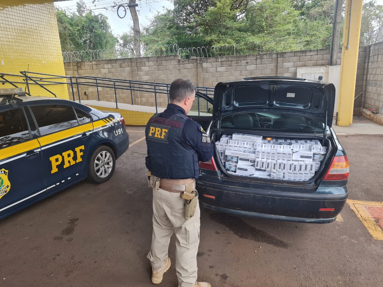 Carro abarrotado de cigarros contrabandeados é apreendido em Mandaguari