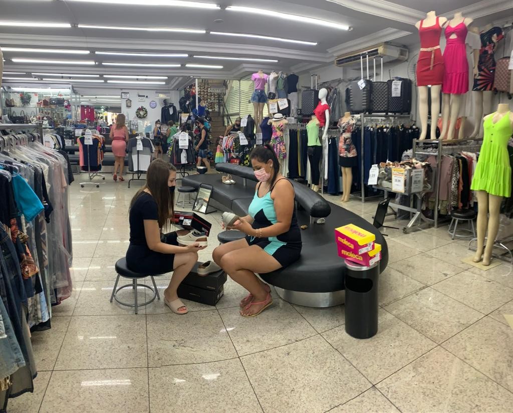 Troca de presentes movimenta o comércio de rua em Maringá