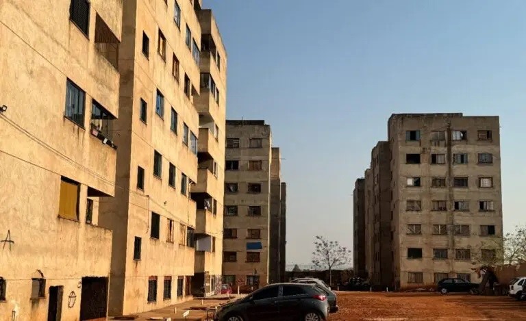 Filho de 11 anos acorda para ir à escola e encontra mãe morta com sinais de violência