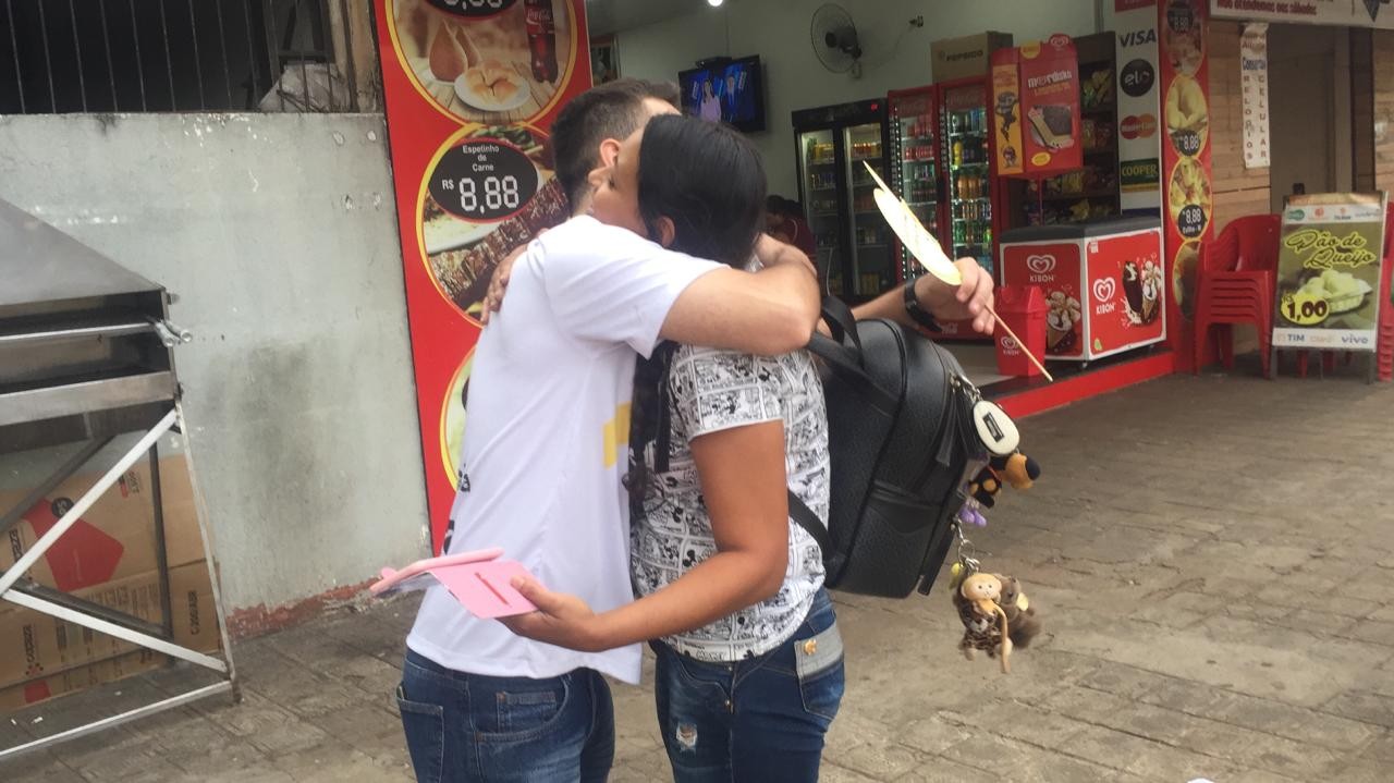 Voluntários distribuem abraços solidários no centro de Maringá