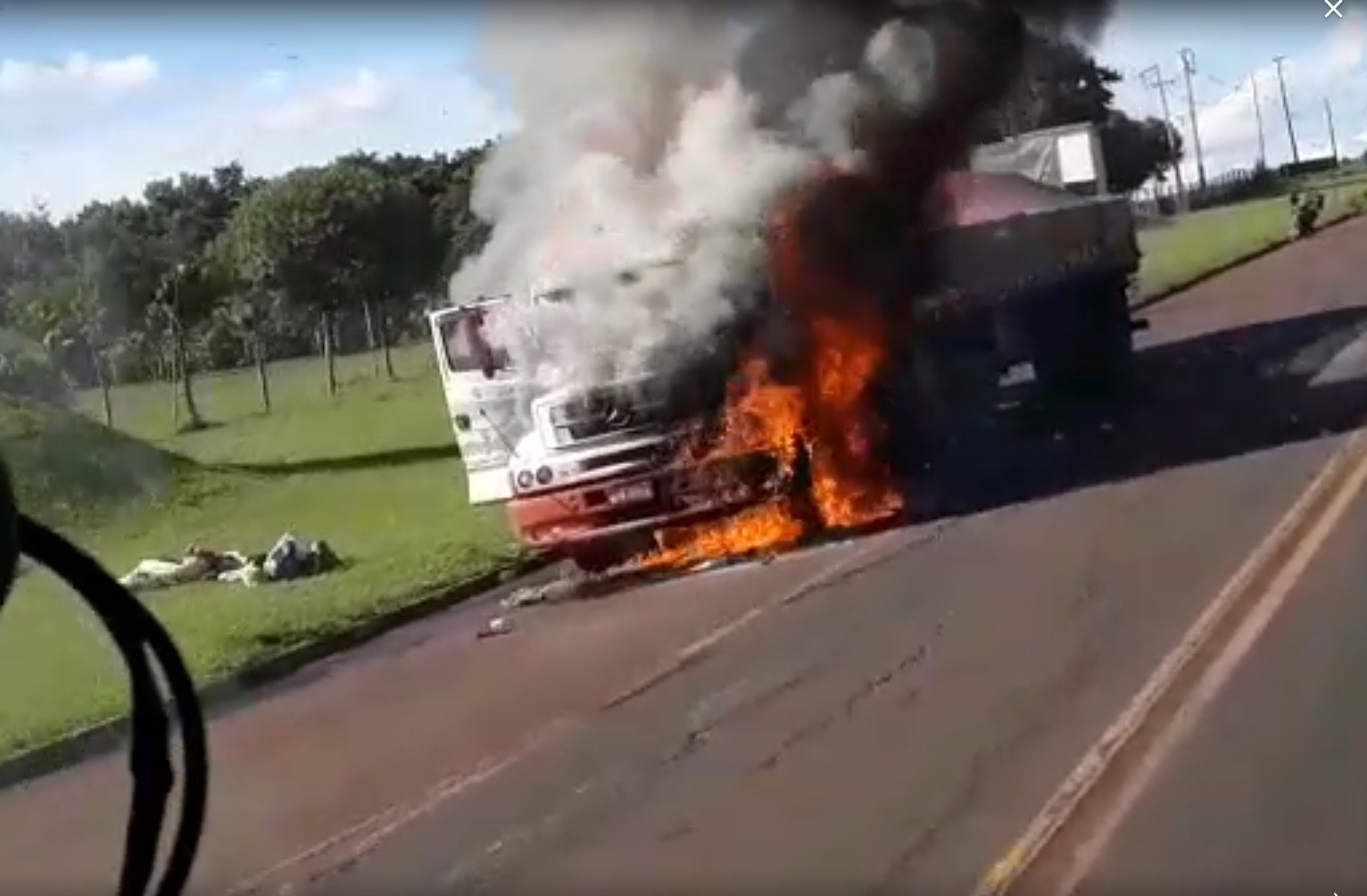Ouvinte da CBN flagra incêndio em caminhão na PR-317