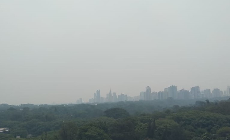 Céu de Maringá é coberto por ‘fumaça’ e chama atenção