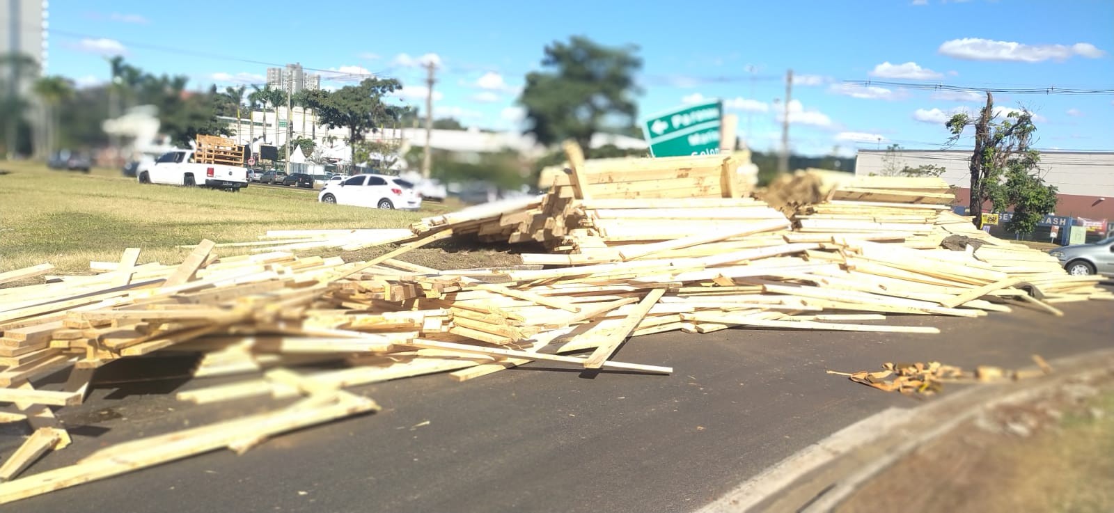 Carga de madeira cai de caminhão e interdita rotatória em Maringá