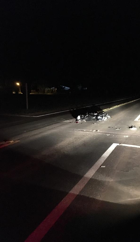 Caminhoneiro cruza trevo, bate em motociclista e foge, diz PRE