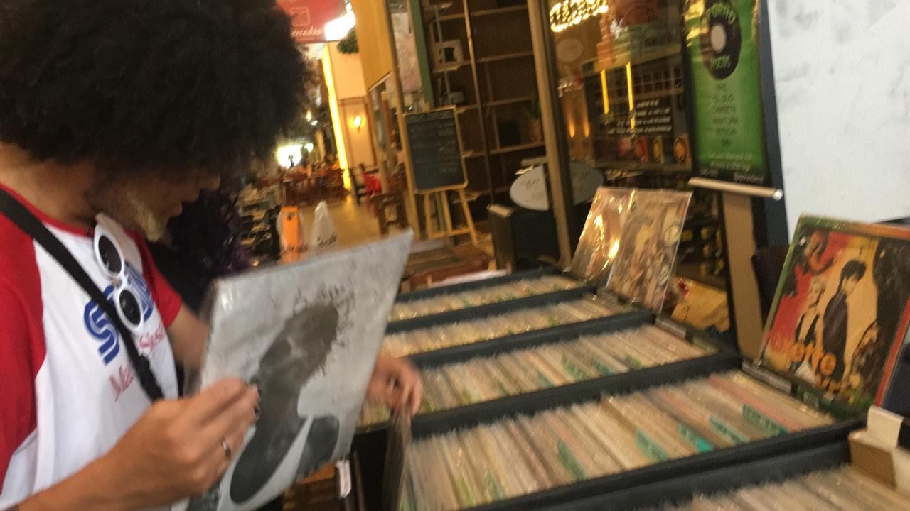 Vinil se torna paixão de jovens que nasceram na era do CD