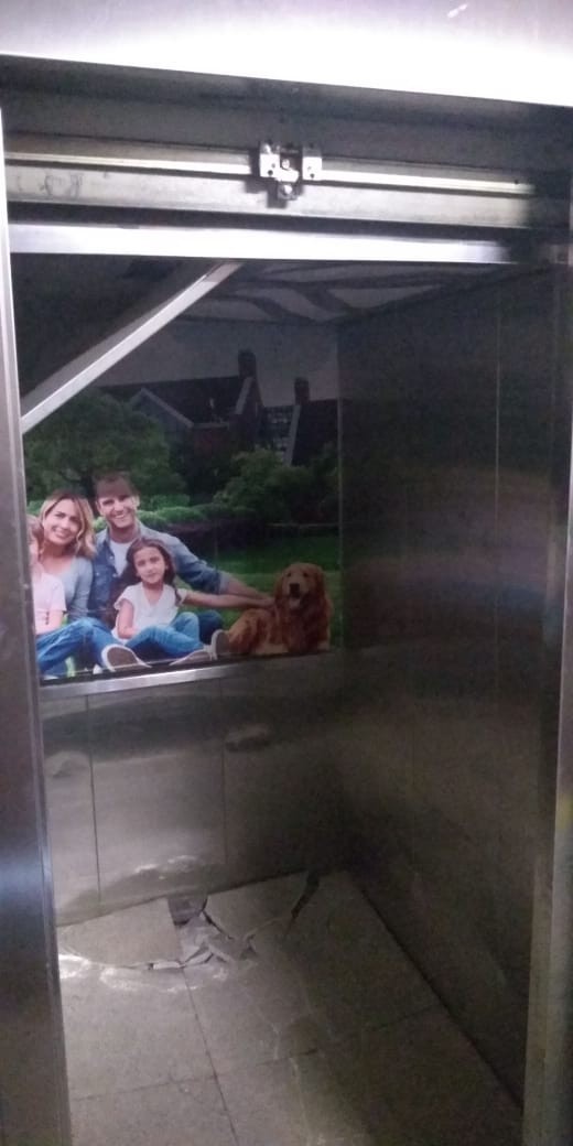 Com mais pessoas do que a capacidade, elevador cai no centro de Maringá