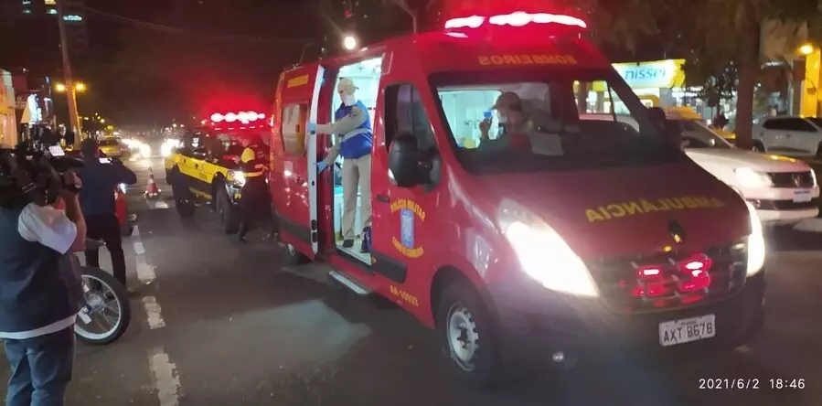 Jovem fica ferida ao ser atropelada por motocicleta no centro de Maringá