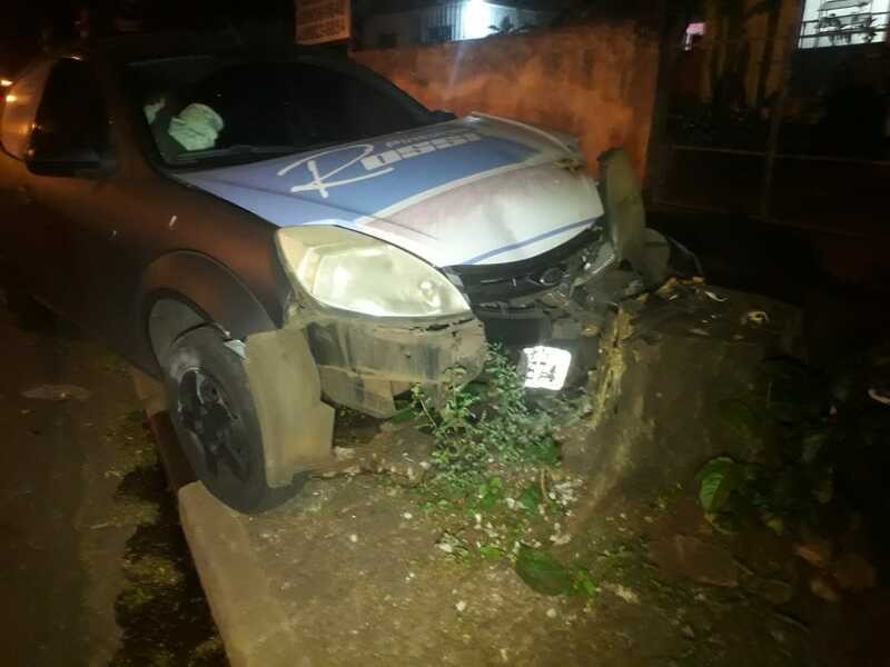 Homem bate carro em árvore