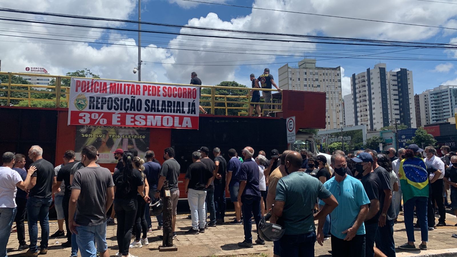 Policiais pedem reposição de perdas salariais em manifestação no centro de Maringá