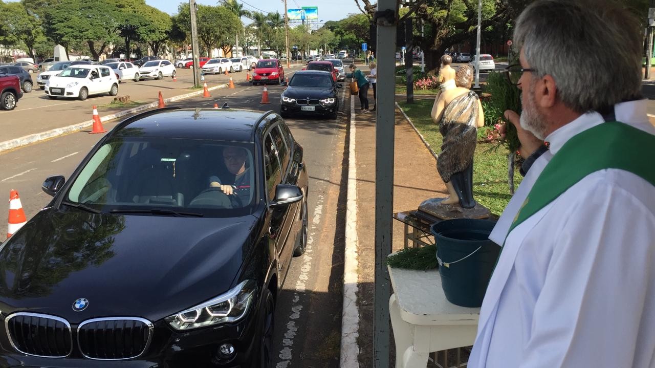 Milhares de motoristas buscam a benção de São Cristóvão
