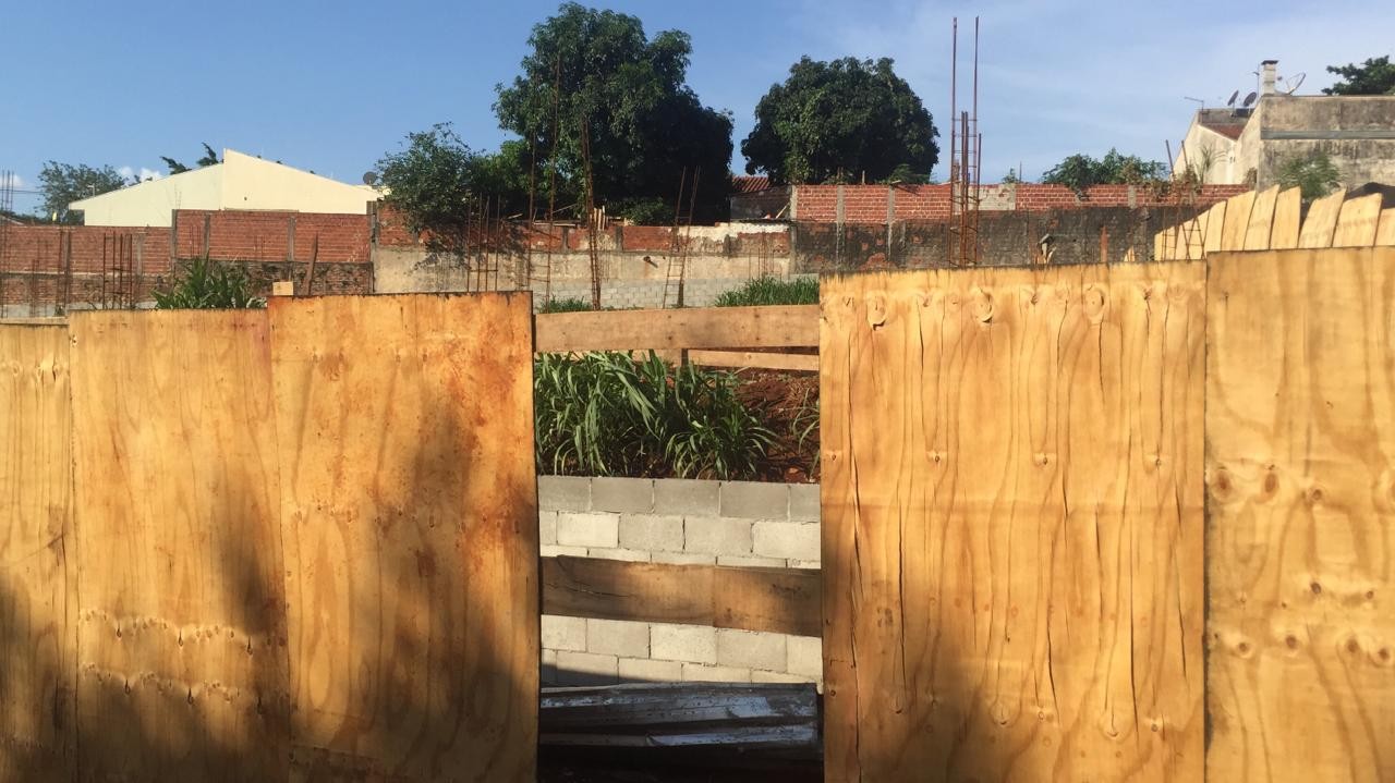 Após furtos, moradores monitoram construção da Casa de Semiliberdade