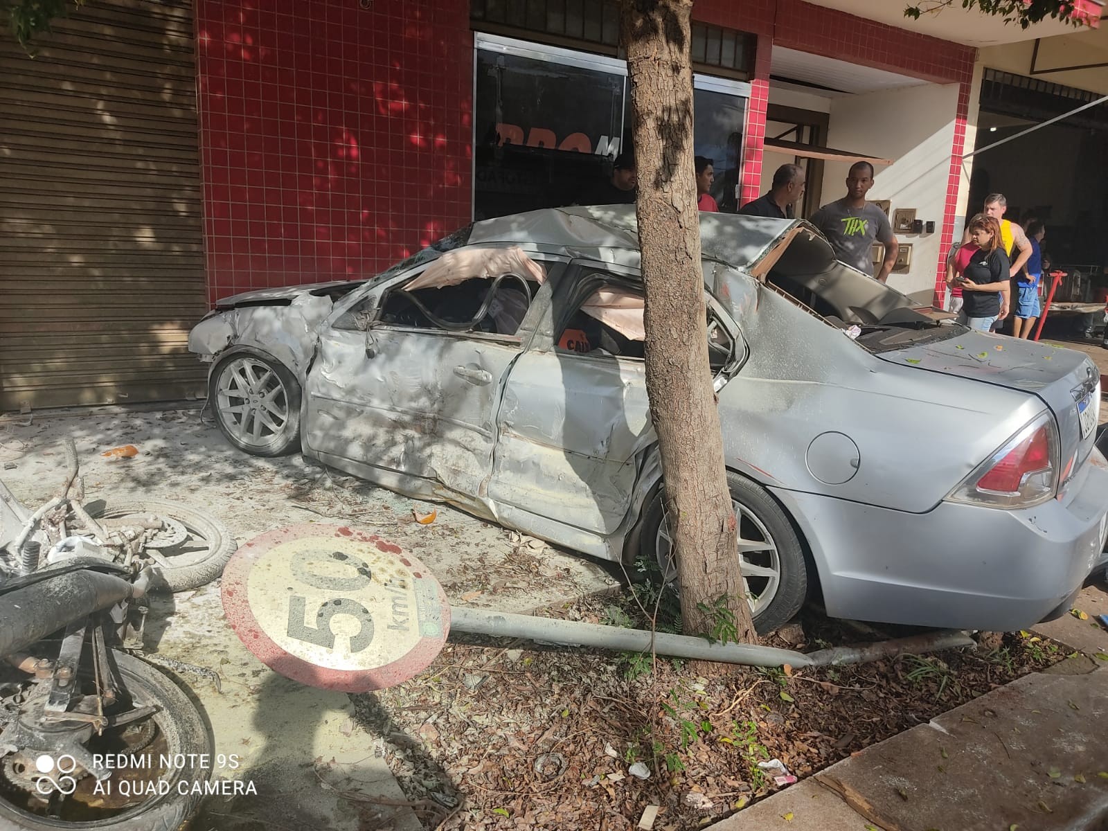 Carro bate em quatro veiculos parados e uma moto pega fogo