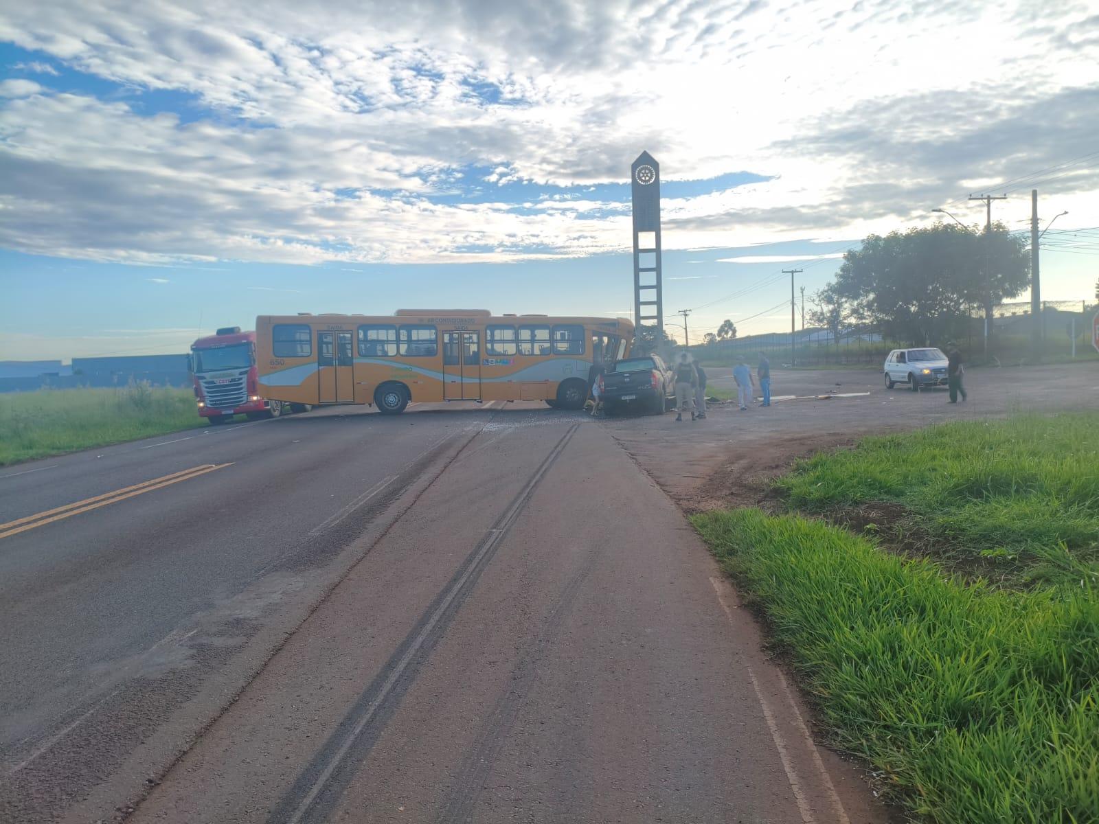 Ônibus bate em caminhonete e sete pessoas ficam feridas, duas presas às ferragens