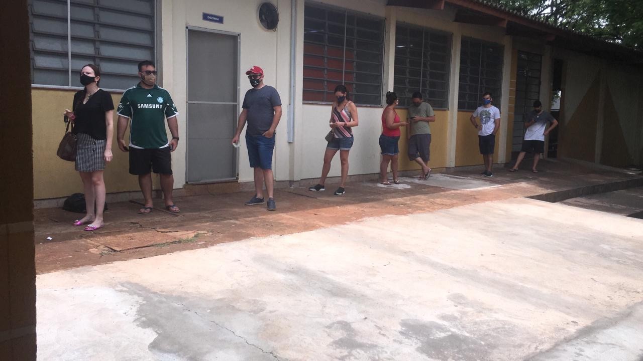 Junção de seções provoca atraso e filas em alguns colégios