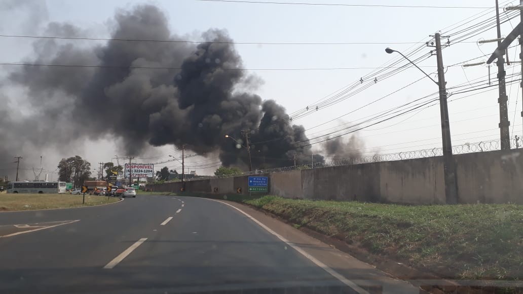 Barracão de fábrica de estofados pega fogo em Maringá