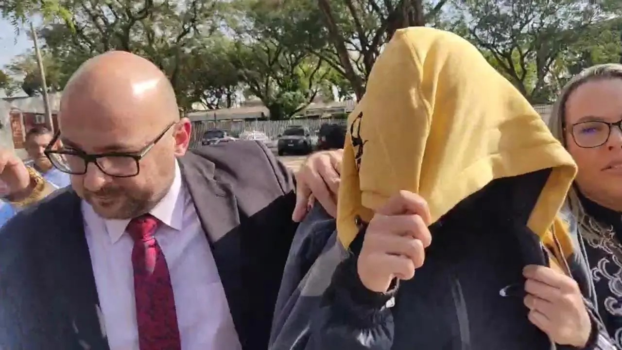 Mulher suspeita de ter matado jovem em Maringá se apresenta na delegacia